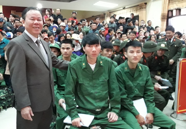 Đồng chí Lê Văn Chính hỏi thăm thành niên lên đường nhập ngũ